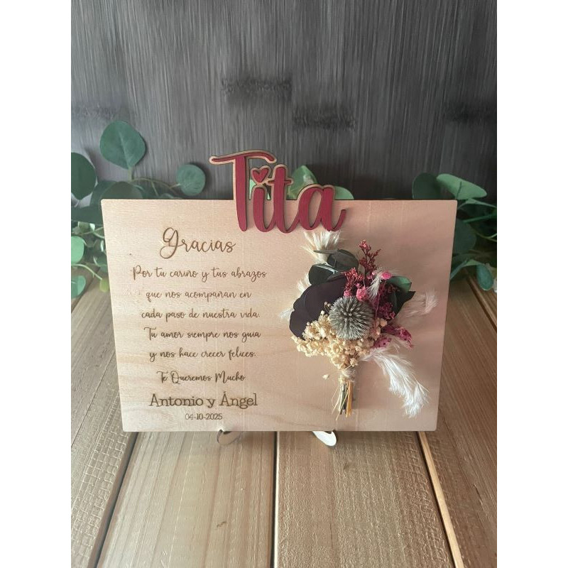 Placas de madera con flores preservadas