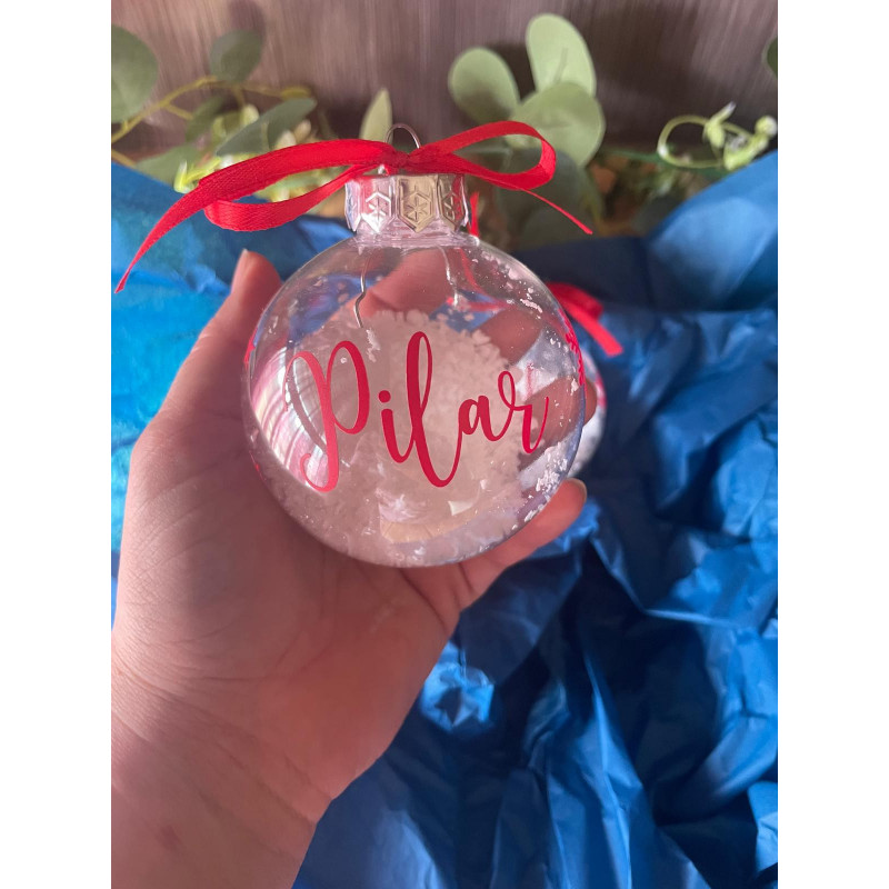 Bolas de Navidad transparentes rellenas de nieve.