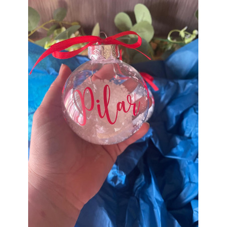 Bolas de Navidad transparentes rellenas de nieve.