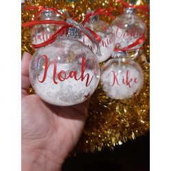 Bolas de Navidad transparentes rellenas de nieve.