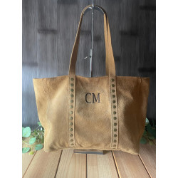 Bolso de piel de serraje con cremallera y tachuelas