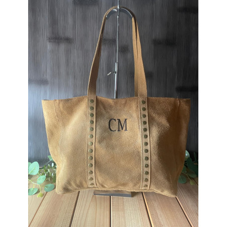 Bolso de piel de serraje con cremallera y tachuelas