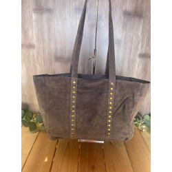 Bolso de piel de serraje con cremallera y tachuelas