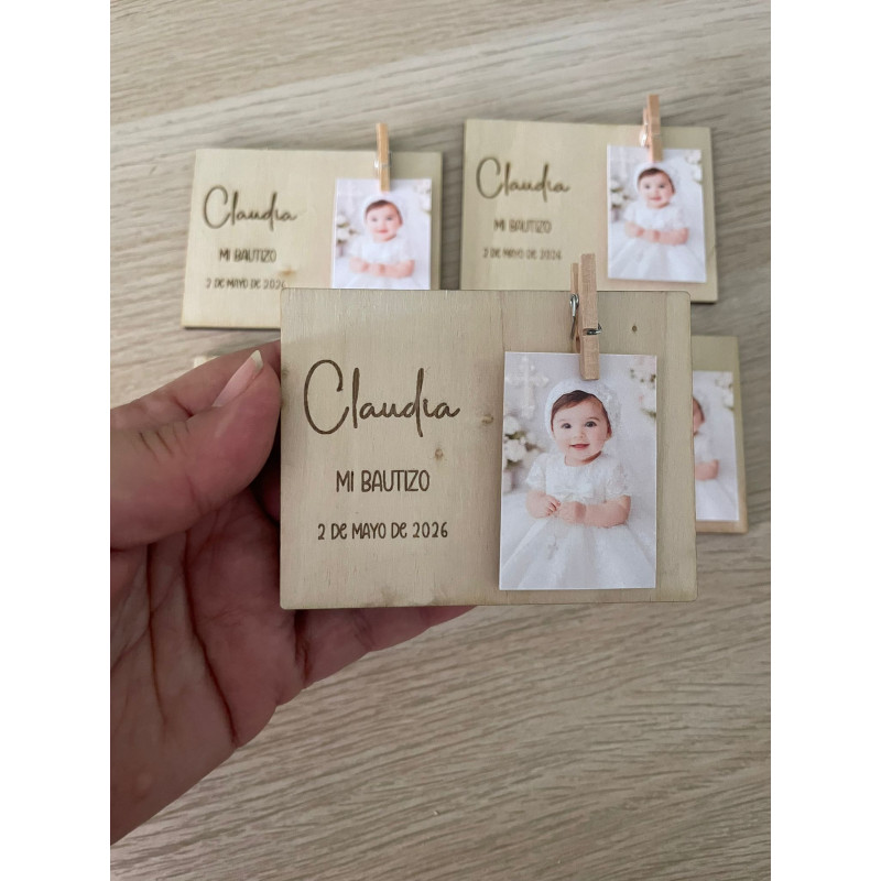 Iman portafotos de madera. Precioso detalle de bautizo.