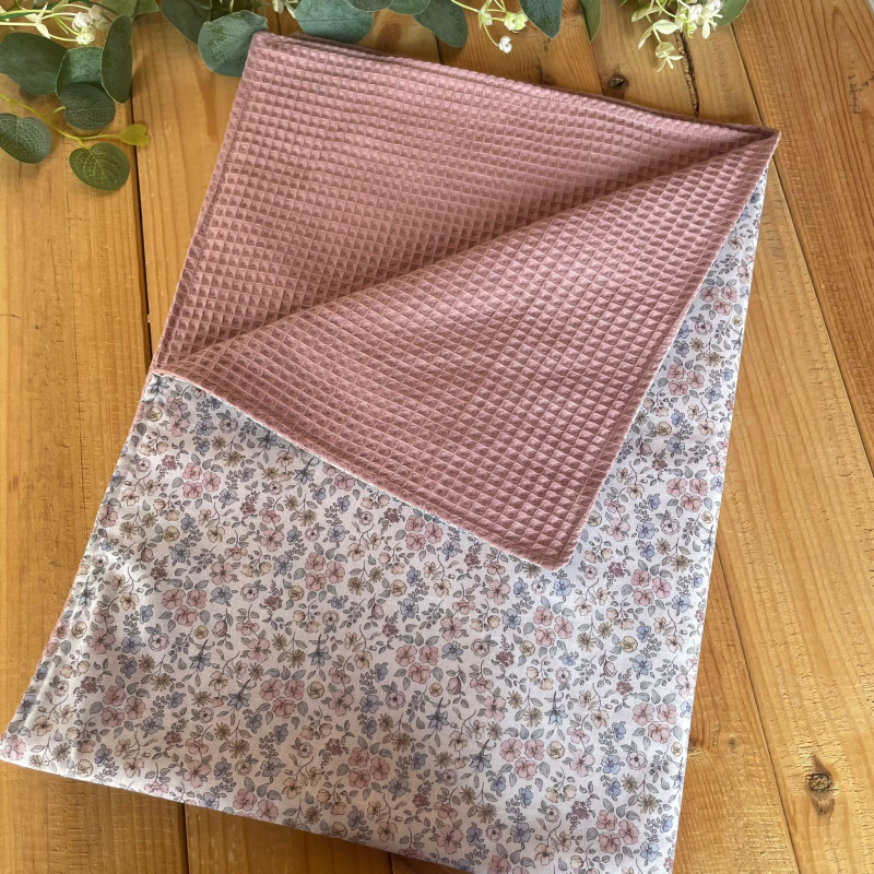 Mantita de bebé reversible 1x0,70 m / Manta waffle con tela estampada infantil.