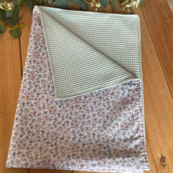 Mantita de bebé reversible 1x0,70 m / Manta waffle con tela estampada infantil.